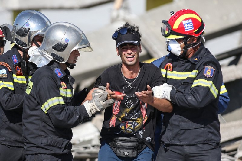 Τραγωδία στην Πάτρα: Κατέρρευσε στέγαστρο στο παλιό λιμάνι -Ενας νεκρός [εικόνες & βίντεο]   | iefimerida.gr 3