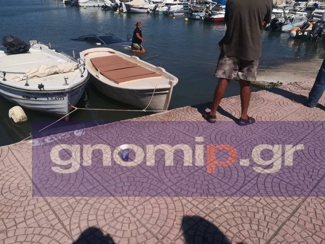 Πάτρα: Προσπαθούσε να τραβήξει σκάφος στη στεριά, κατέληξε το ΙΧ στη θάλασσα [εικόνες] | iefimerida.gr 0