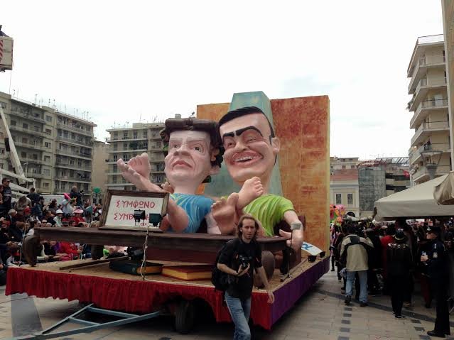 30.000 καρναβαλιστές στους δρόμους της Πάτρας -Υπό βροχή η μεγάλη παρέλαση [εικόνες & βίντεο] | iefimerida.gr 1