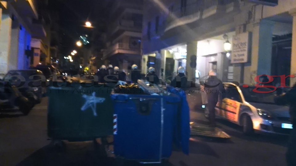 Χάος στην Πάτρα -Συγκρούσεις αντιεξουσιαστών και ΜΑΤ, χημικά και μολότοφ στους δρόμους [εικόνες & βίντεο] | iefimerida.gr 0