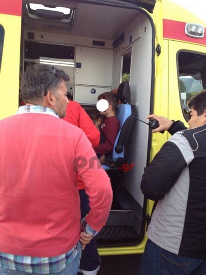  Καρέ-καρέ η στιγμή που αυτοκίνητο πέφτει στο πλήθος σε αγώνες στην Τρίπολη [εικόνες & βίντεο] | iefimerida.gr 0