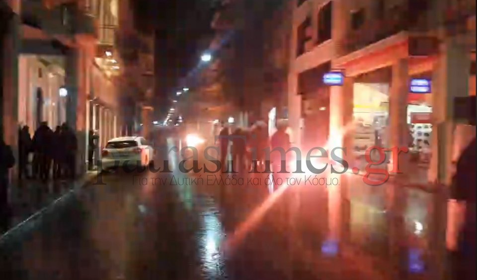 Πάτρα: Μολότοφ, καδρόνια και φωτιές στην πορεία για το Πολυτεχνείο [εικόνες & βίντεο] | iefimerida.gr 0