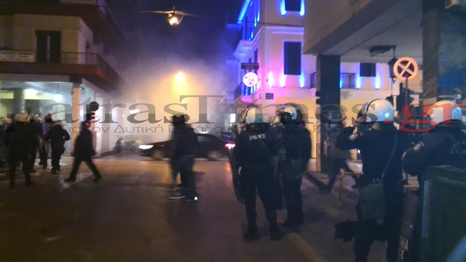 Χάος στην Πάτρα -Συγκρούσεις αντιεξουσιαστών και ΜΑΤ, χημικά και μολότοφ στους δρόμους [εικόνες & βίντεο] | iefimerida.gr 1