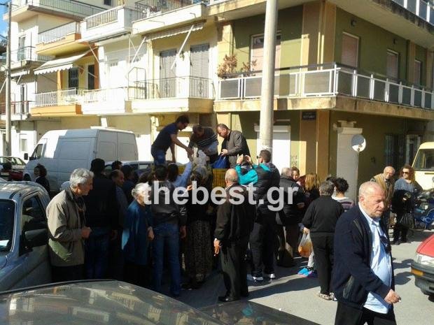 Πανικός στην Πάτρα για μια σακούλα λαχανικών -Η διανομή τροφίμων εξελίχθηκε σε μαζική συγκέντρωση [εικόνες] | iefimerida.gr 2