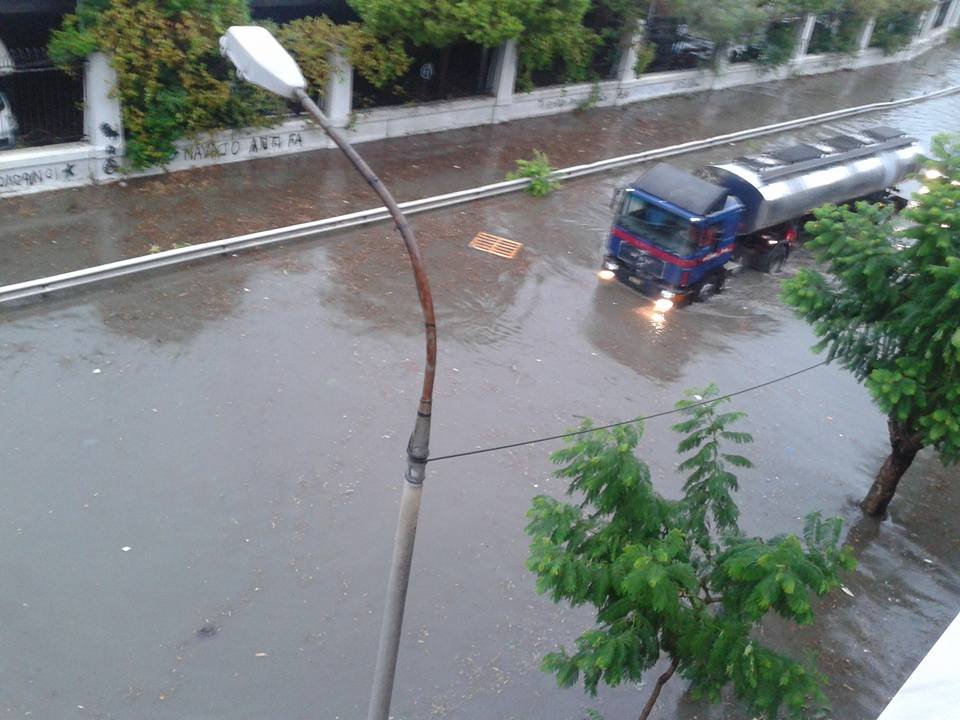 «Σαρώνει» η κακοκαιρία την Πάτρα - Οι δρόμοι έγιναν ποτάμια [εικόνες & βίντεο] | iefimerida.gr 2