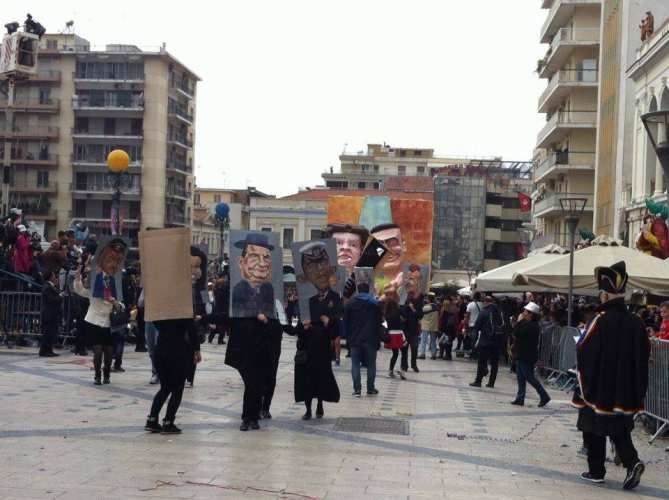 30.000 καρναβαλιστές στους δρόμους της Πάτρας -Υπό βροχή η μεγάλη παρέλαση [εικόνες & βίντεο] | iefimerida.gr 2