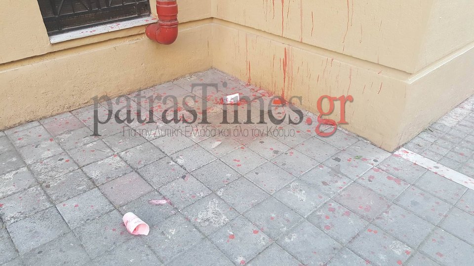 Πορεία αντιεξουσιαστών στο κέντρο της Πάτρας-Πέταξαν μπογιές στο Δικαστικό Μέγαρο [βίντεο] | iefimerida.gr 1