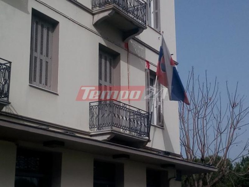 Πάτρα: Επίθεση με μπογιές στο κτίριο του Βρετανικού Υποπροξενείου [εικόνες] | iefimerida.gr 0