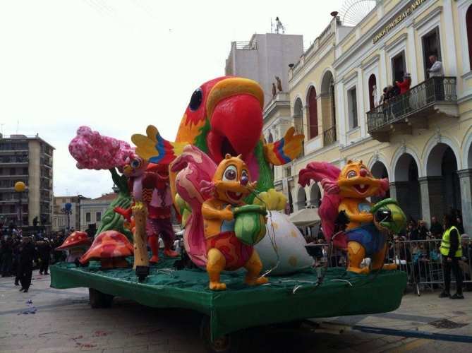 30.000 καρναβαλιστές στους δρόμους της Πάτρας -Υπό βροχή η μεγάλη παρέλαση [εικόνες & βίντεο] | iefimerida.gr 3