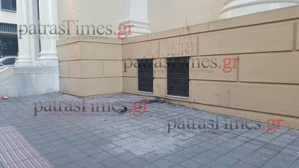 Πορεία αντιεξουσιαστών στο κέντρο της Πάτρας-Πέταξαν μπογιές στο Δικαστικό Μέγαρο [βίντεο] | iefimerida.gr 2