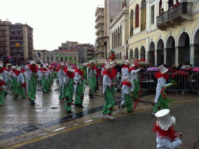 30.000 καρναβαλιστές στους δρόμους της Πάτρας -Υπό βροχή η μεγάλη παρέλαση [εικόνες & βίντεο] | iefimerida.gr 4
