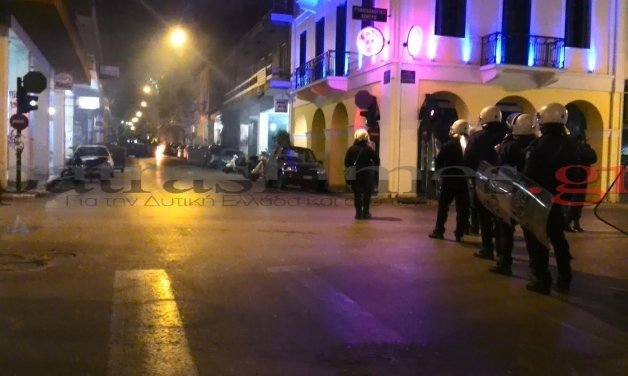 Χάος στην Πάτρα -Συγκρούσεις αντιεξουσιαστών και ΜΑΤ, χημικά και μολότοφ στους δρόμους [εικόνες & βίντεο] | iefimerida.gr 4