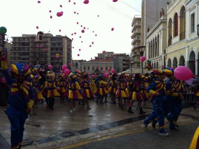 30.000 καρναβαλιστές στους δρόμους της Πάτρας -Υπό βροχή η μεγάλη παρέλαση [εικόνες & βίντεο] | iefimerida.gr 5