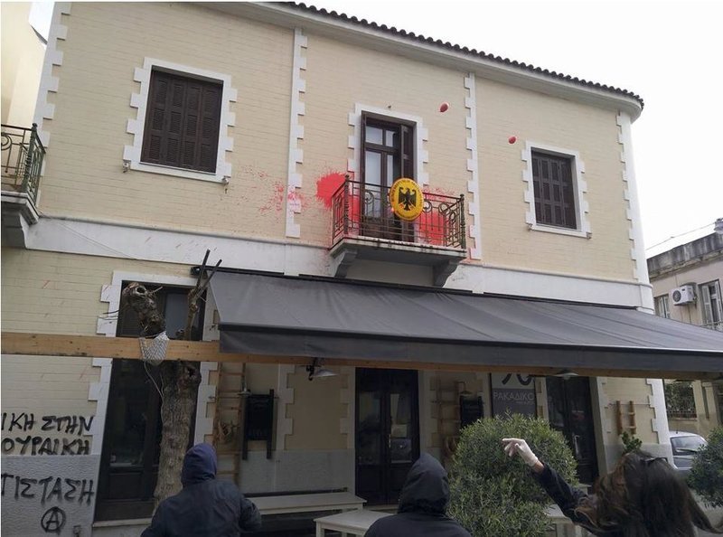 Eπίθεση κουκουλοφόρων στο γερμανικό προξενείο στην Πάτρα -Πέταξαν μπογιές και τρικάκια [εικόνες] | iefimerida.gr 2