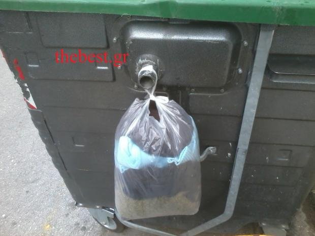 Κρεμούν ρούχα έξω από κάδους σκουπιδιών στην Πάτρα, προκειμένου να τα βρουν όσοι τα χρειάζονται [εικόνες] | iefimerida.gr 0