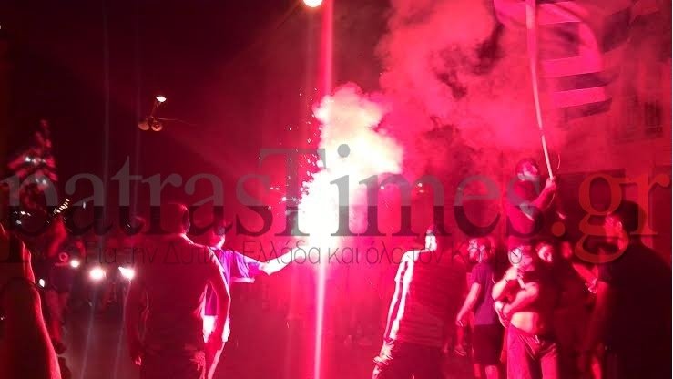 Στους δρόμους όλη η Ελλάδα για την ιστορική πρόκριση της Εθνικής ομάδας -Ξέφρενα πανηγύρια μέχρι το πρωί [εικόνες&βίντεο] | iefimerida.gr 2