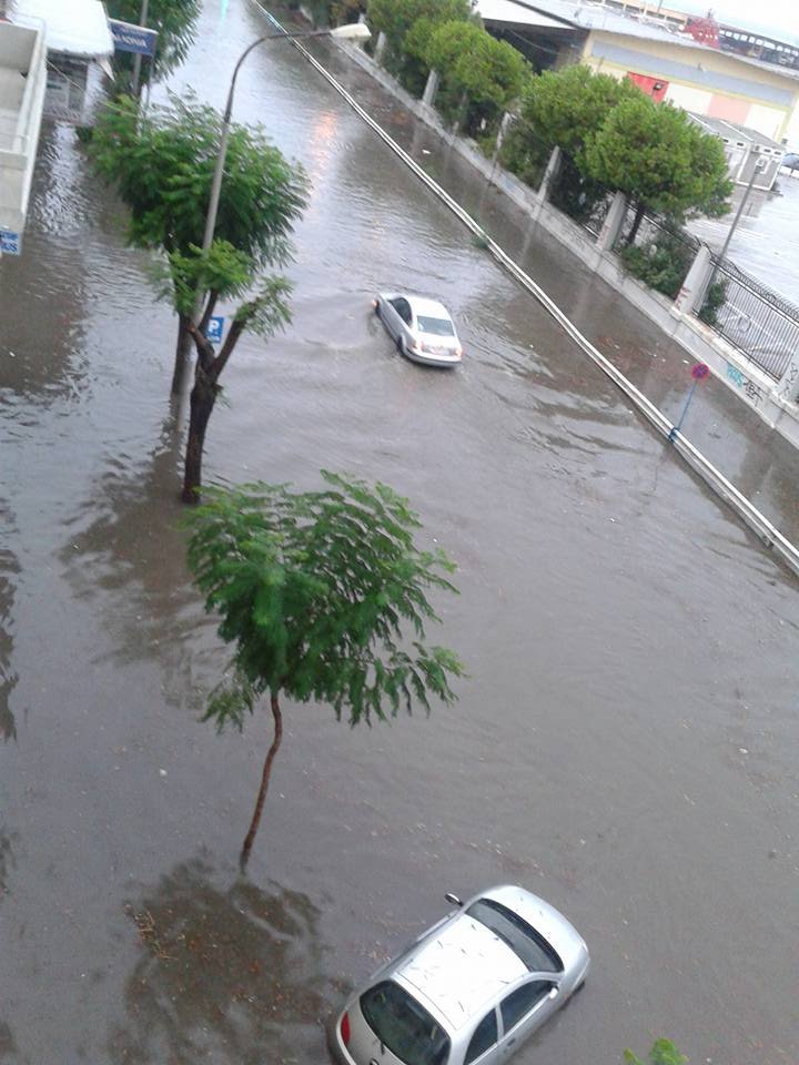 «Σαρώνει» η κακοκαιρία την Πάτρα - Οι δρόμοι έγιναν ποτάμια [εικόνες & βίντεο] | iefimerida.gr 0