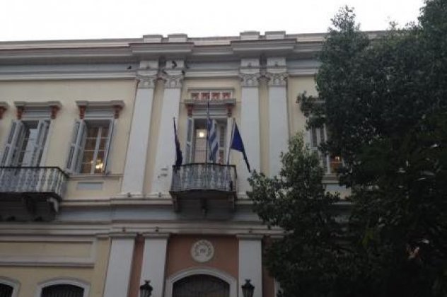 Ο δήμαρχος της Πάτρας κατέβασε τη σημαία της Eυρωπαϊκής Eνωσης [εικόνα] | iefimerida.gr 0