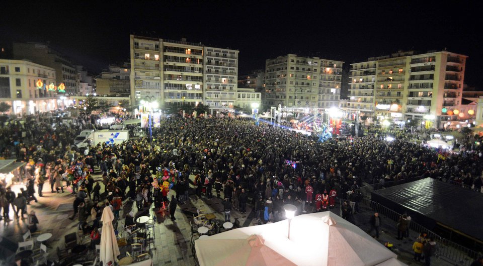 Κέφι παρά το τσουχτερό κρύο -Ξεκίνησε το Καρναβάλι της Πάτρας [εικόνες & βίντεο] | iefimerida.gr 0