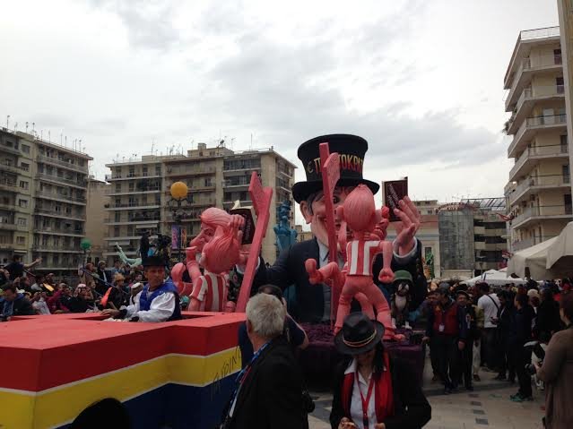 30.000 καρναβαλιστές στους δρόμους της Πάτρας -Υπό βροχή η μεγάλη παρέλαση [εικόνες & βίντεο] | iefimerida.gr 0