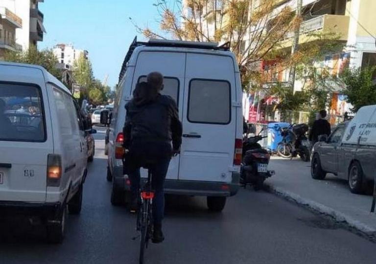 Η φωτογραφία με τον ποδηλάτη στο κέντρο της Πάτρας που έγινε viral! [εικόνα] | iefimerida.gr 0