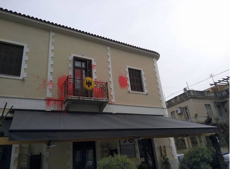 Eπίθεση κουκουλοφόρων στο γερμανικό προξενείο στην Πάτρα -Πέταξαν μπογιές και τρικάκια [εικόνες] | iefimerida.gr 4