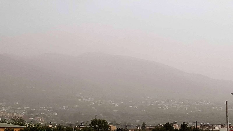 Αόρατη πόλη η Πάτρα λόγω σκόνης από την Αφρική [εικόνες] | iefimerida.gr 1