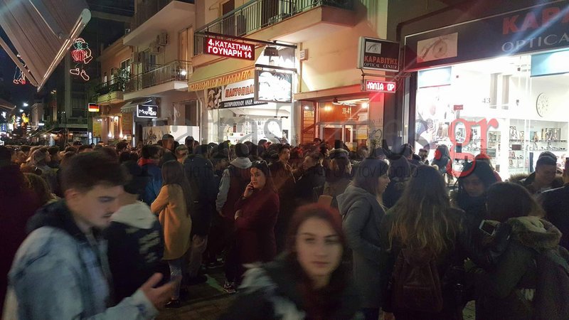 Κομφούζιο στην Πάτρα: Εκλεισαν δρόμοι για να πάρουν τις στολές τους οι καρναβαλιστές [εικόνες] | iefimerida.gr 0