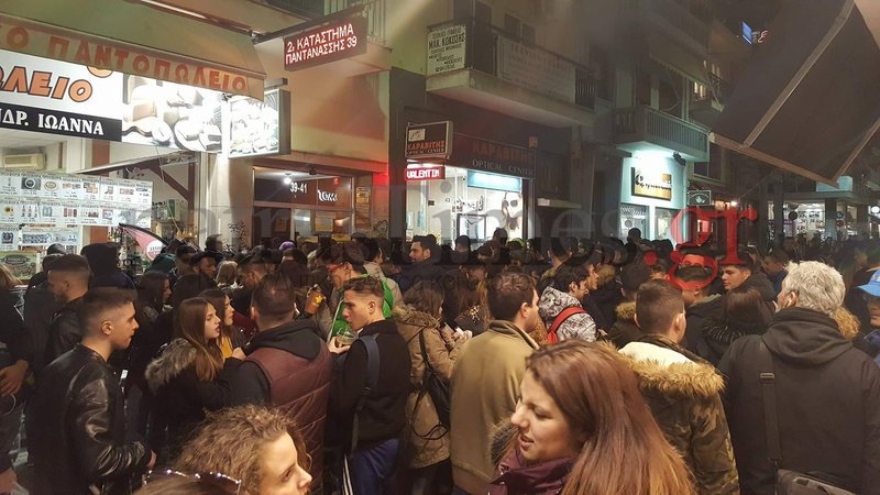 Κομφούζιο στην Πάτρα: Εκλεισαν δρόμοι για να πάρουν τις στολές τους οι καρναβαλιστές [εικόνες] | iefimerida.gr 1