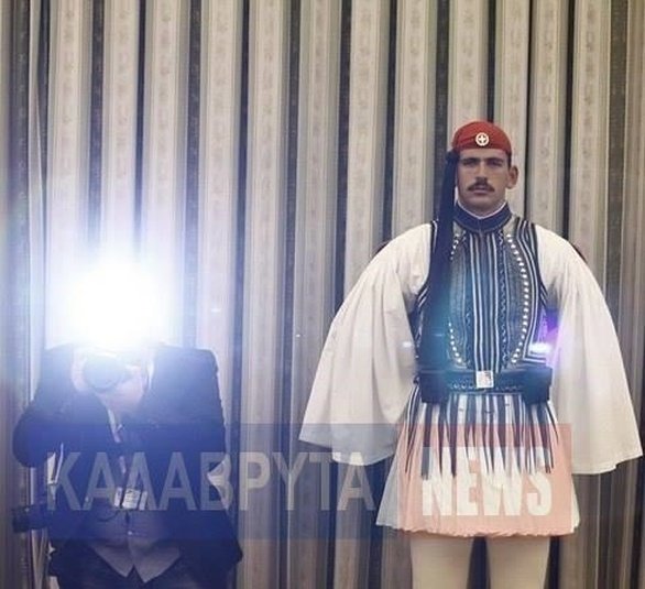 Ποιος είναι ο τσολιάς που έκλεψε τις εντυπώσεις στο Προεδρικό Μέγαρο [εικόνες] | iefimerida.gr 3