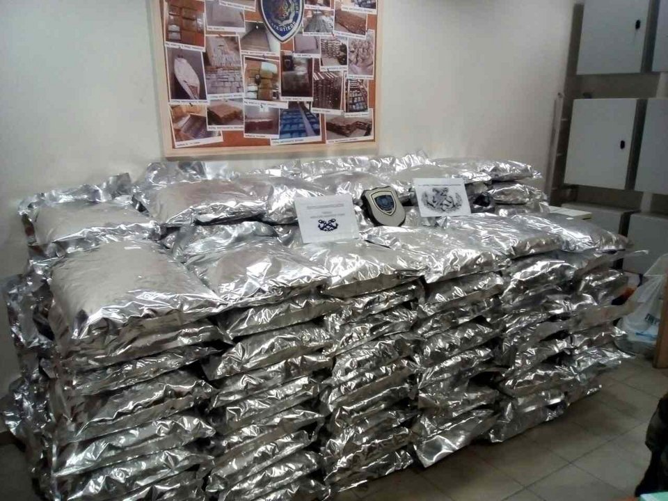 Εντοπίστηκαν πάνω από 370 κιλά χασίς στο λιμάνι της Πάτρας [εικόνες] | iefimerida.gr 0