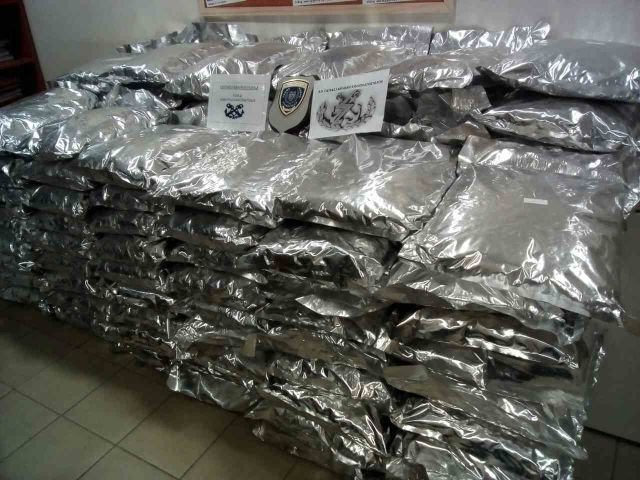 Εντοπίστηκαν πάνω από 370 κιλά χασίς στο λιμάνι της Πάτρας [εικόνες] | iefimerida.gr 1