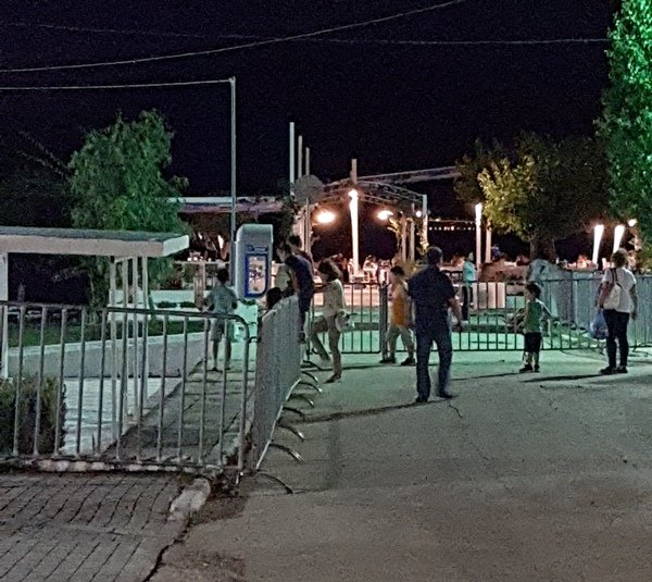 Αθάνατη Ελλάδα: Υπάλληλος στην Πάτρα κλείδωσε γήπεδο γεμάτο κόσμο επειδή τελείωσε το ωράριό του [εικόνες] | iefimerida.gr 0