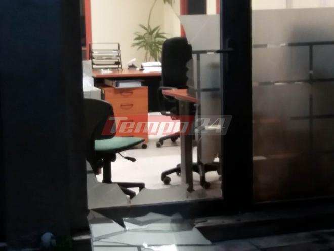 Αγνωστοι πέταξαν γκαζάκια σε γραφεία της ΔΕΗ στην Πάτρα τα ξημερώματα [εικόνες] | iefimerida.gr 2