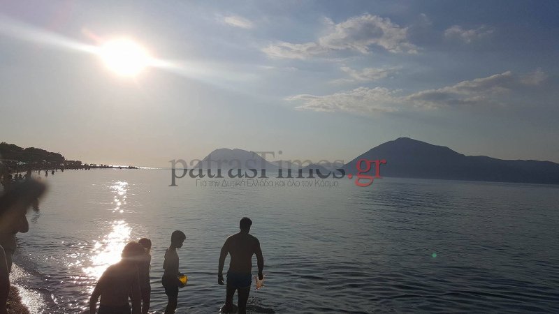 Δίχως τέλος το πρόβλημα με τις μέδουσες: Γέμισαν όλες οι πλαζ της Πάτρας, τις έβγαζαν με απόχες [εικόνες] | iefimerida.gr 1