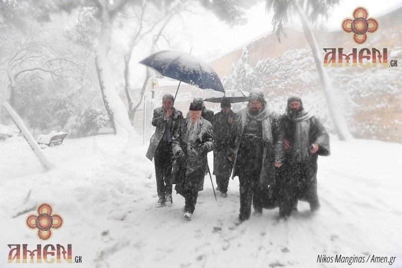 «Πάγωσε» ο Πατριάρχης Βαρθολομαίος -Βγήκε βόλτα με θυελλώδη χιονόπτωση [εικόνες] | iefimerida.gr 2