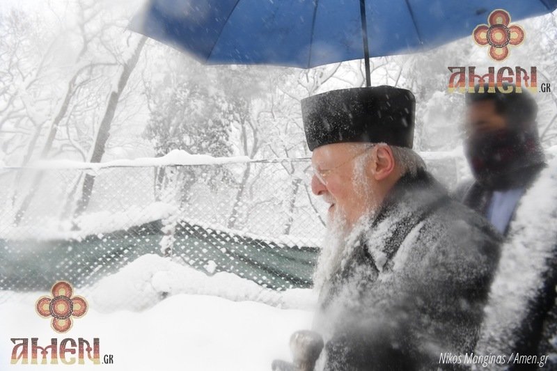 «Πάγωσε» ο Πατριάρχης Βαρθολομαίος -Βγήκε βόλτα με θυελλώδη χιονόπτωση [εικόνες] | iefimerida.gr 1