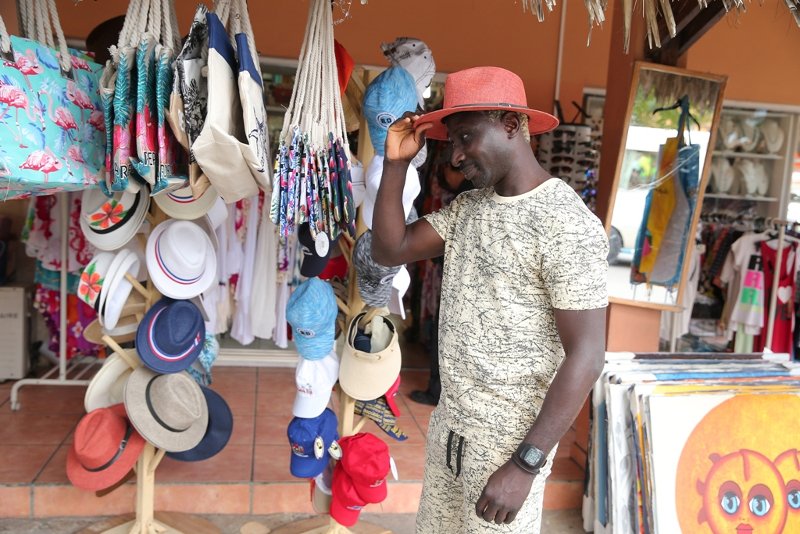 Survivor 3: Οι πρώτες στιγμές του Πάτρικ Ογκουνσότο στον Αγιο Δομίνικο [εικόνες] | iefimerida.gr 2