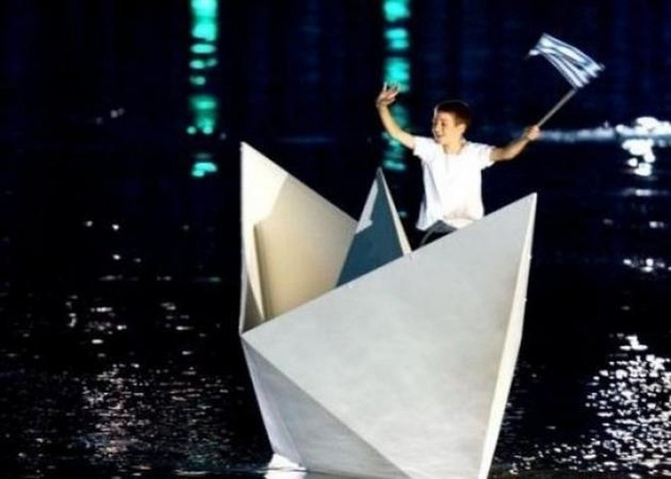 Δείτε πώς είναι σήμερα ο πιτσιρικάς που είχε μπει στη χάρτινη βάρκα στους Ολυμπιακούς της Αθήνας [εικόνες] | iefimerida.gr 0