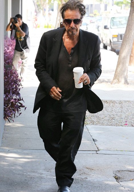 Ο Αλ Πατσίνο μοντέρνος, στιλάτος και... αναμαλλιασμένος περπατά στο Λος Άντζελες [εικόνες] | iefimerida.gr 2