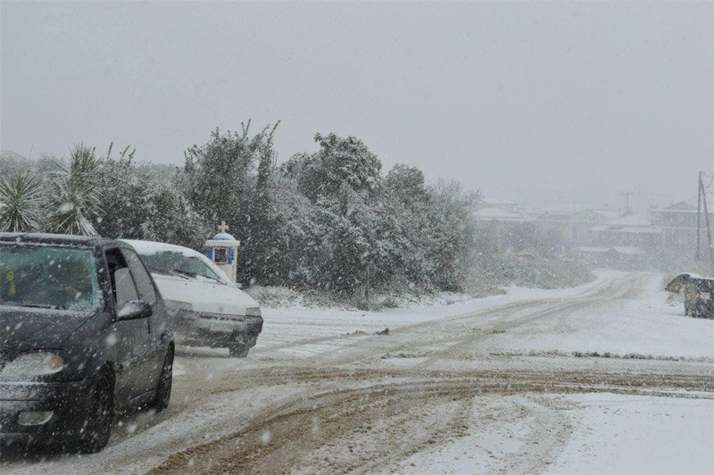 Χιονιάς με 2 νεκρούς -Παγιδευμένοι οδηγοί στην Αθηνών -Πατρών [εικόνες & βίντεο] | iefimerida.gr 1