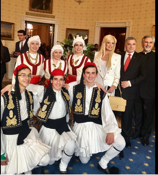 Στον Λευκό Οίκο το ζεύγος Πατούλη: Χειραψίες και αγκαλιές με τον Τραμπ [εικόνες]  | iefimerida.gr 2