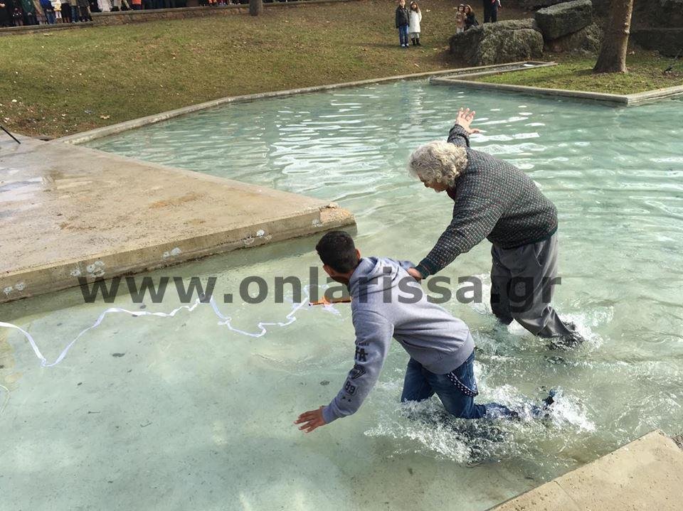 Πιάστηκαν στα χέρια δύο άνδρες στα Φάρσαλα για τον... Σταυρό – Τους χώρισε αστυνομικός [εικόνες] | iefimerida.gr 2