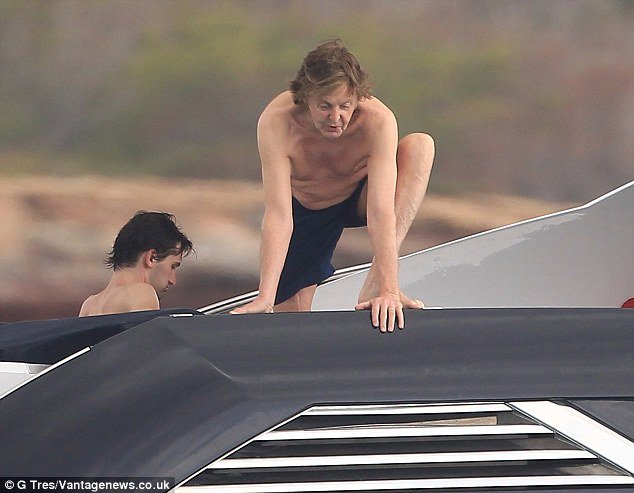 Ενας δραστήριος Beatle -Στα 72 του κάνει θεαματικές βουτιές από γιοτ και σαρώνει τα νερά της Μεσογείου [εικόνες] | iefimerida.gr 1