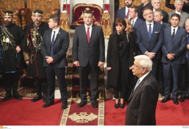 Ο κ. Παυλόπουλος έγινε δεκτός με χειροκροτήματα ενώ τον υποδέχτηκαν οι αρχηγοί των ενόπλων δυνάμεων