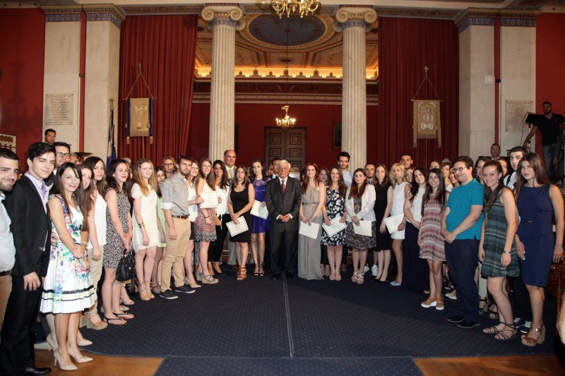 O Πρόεδρος της Δημοκρατίας βράβευσε φοιτητές Νομικής -Είστε το ζωντανό παράδειγμα της αριστείας [εικόνες] | iefimerida.gr 0