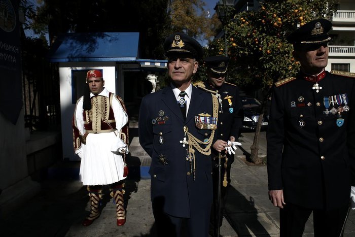 Την πρωτοχρονιάτικη πίτα στην Προεδρική Φρουρά έκοψε ο Προκόπης Παυλόπουλος [εικόνες] | iefimerida.gr 0
