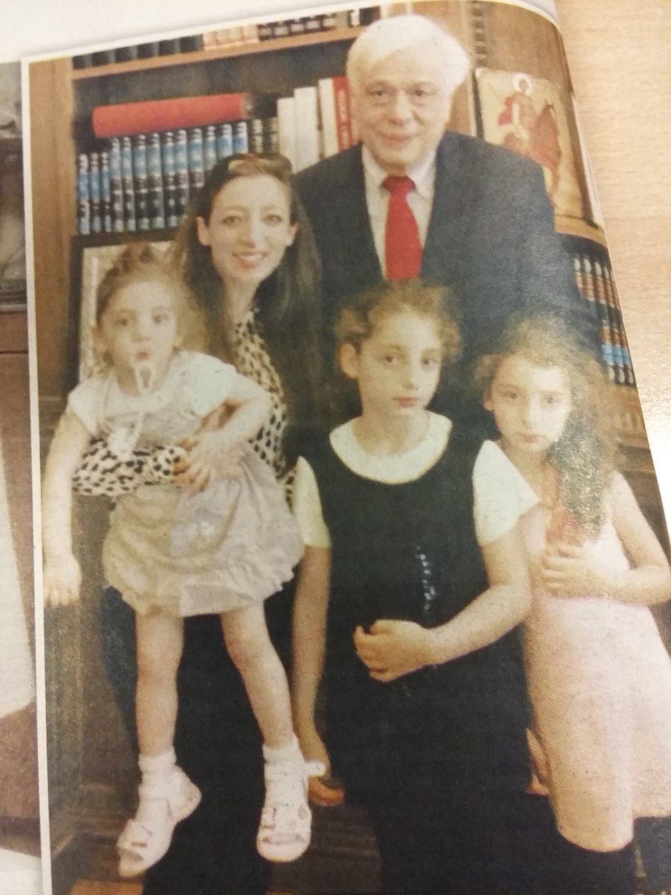 Ενας άλλος Προκόπης Παυλόπουλος -Στο σπίτι του, παίζει με τα εγγόνια του [εικόνες] | iefimerida.gr 1