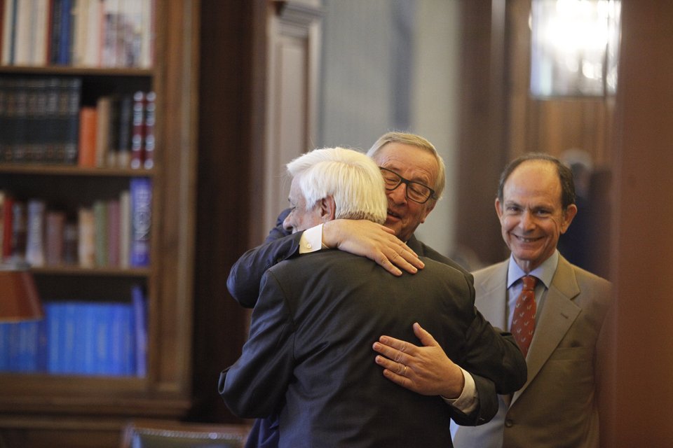 Το νεύμα του Γιούνκερ στους δημοσιογράφους -Βιαζόταν  [εικόνες & βίντεο] | iefimerida.gr 0