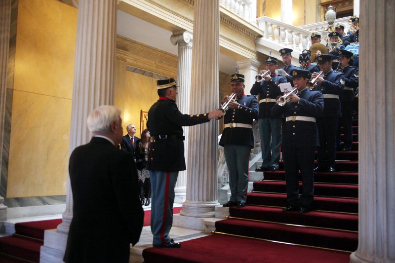 Μαντινάδα για τον Ερντογάν και τη Συνθήκη της Λωζάννης άκουσε ο Παυλόπουλος -Μαζί με τα κάλαντα [εικόνες] | iefimerida.gr 0